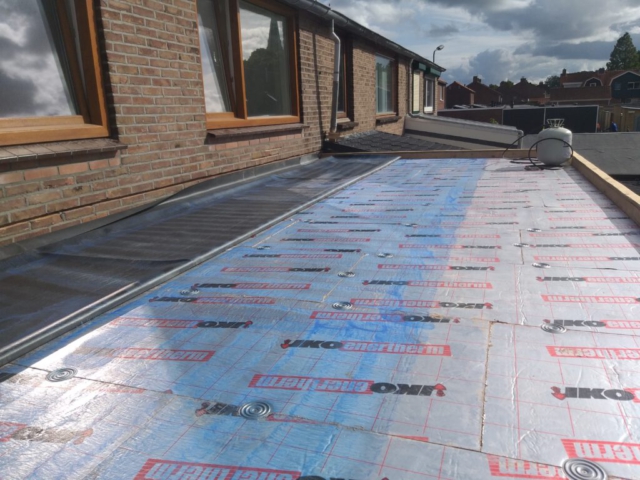 Platdak met EPDM geplakt in Kruiningen