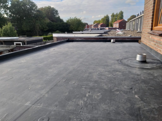 Platdak met EPDM geplakt in Kruiningen