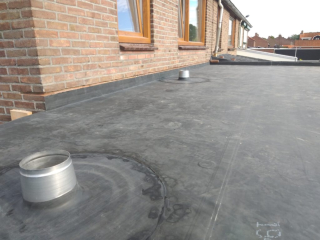 Platdak met EPDM geplakt in Kruiningen